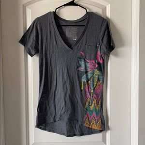 Women’s Roxy grey shirt.